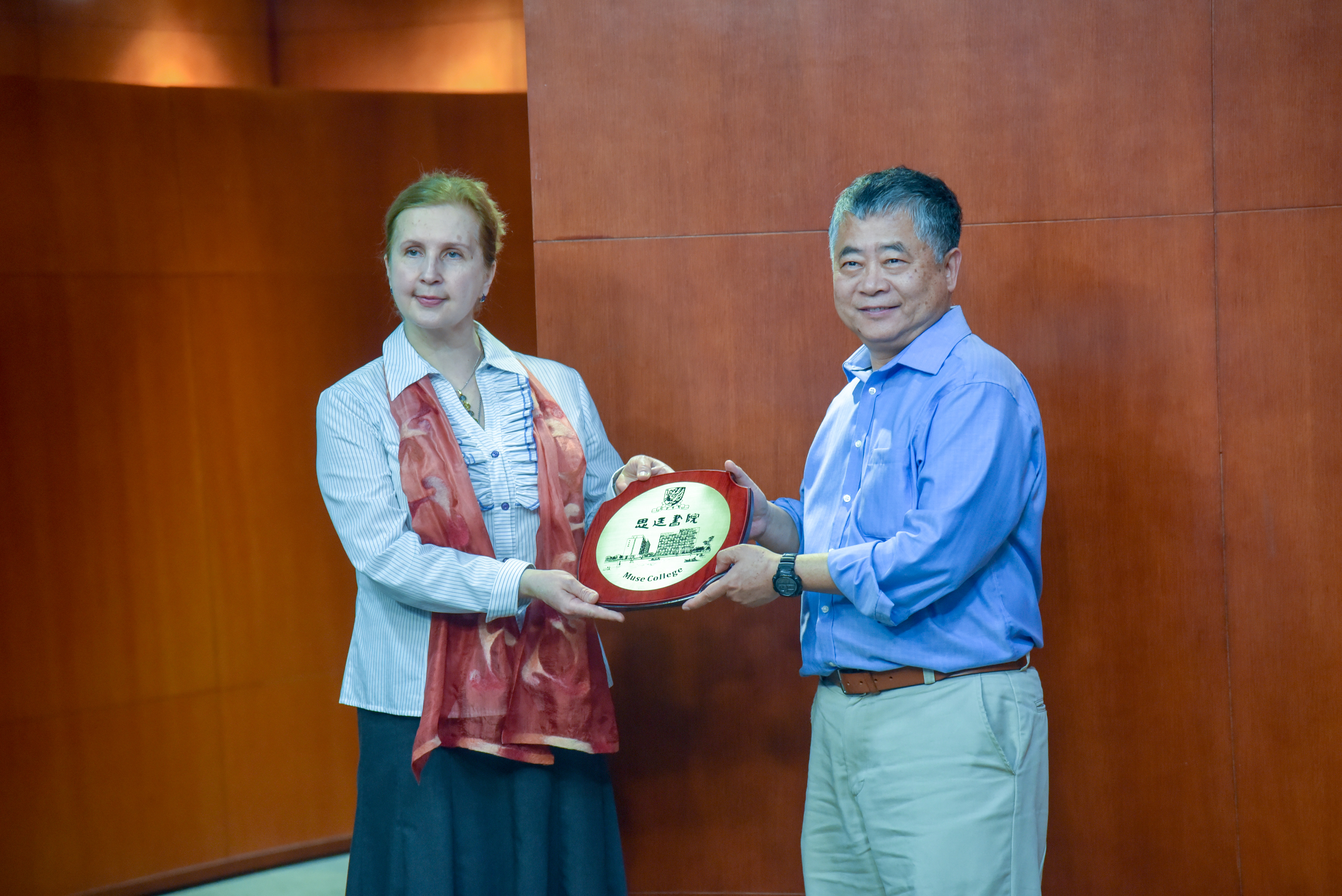 思廷书院院长包智明教授向elena v. polischuk教授赠予纪念品.